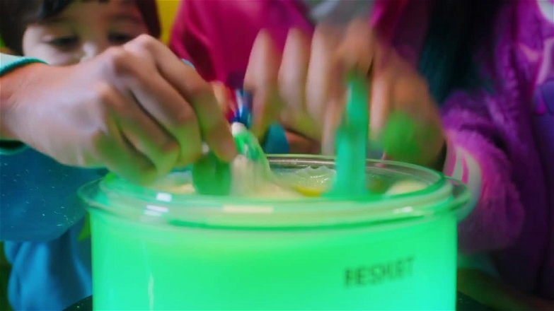 Kling 20251211 Text To Video Close Up   2390 0